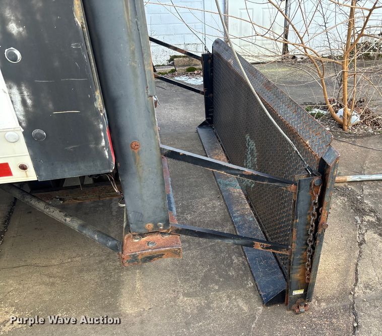 image for item EV3306 1999 Ford E350 box truck