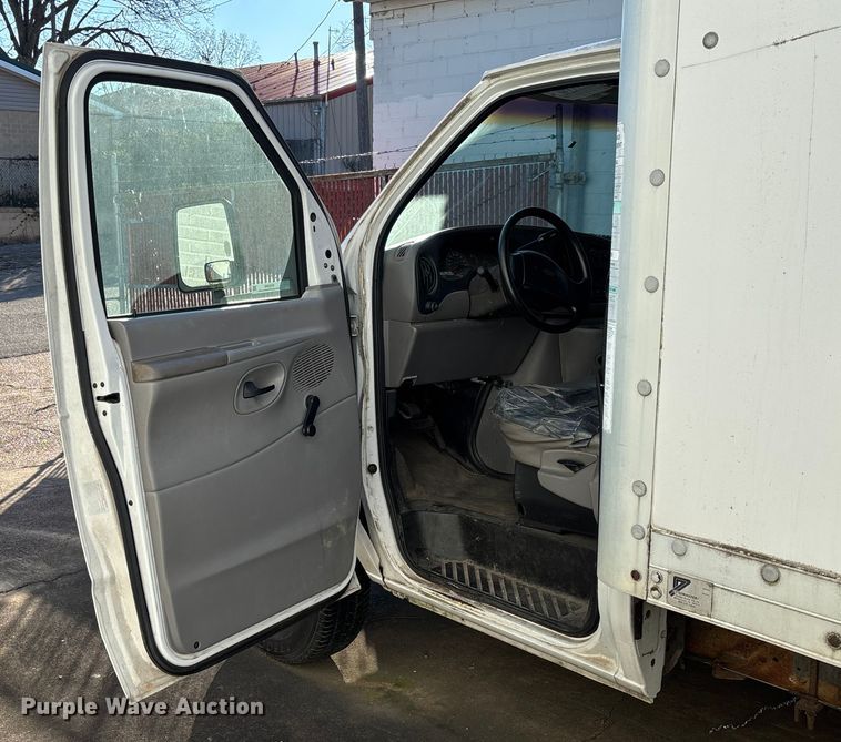 image for item EV3306 1999 Ford E350 box truck