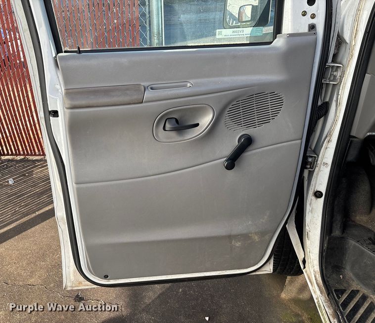 image for item EV3306 1999 Ford E350 box truck