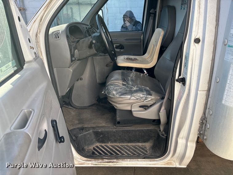 image for item EV3306 1999 Ford E350 box truck