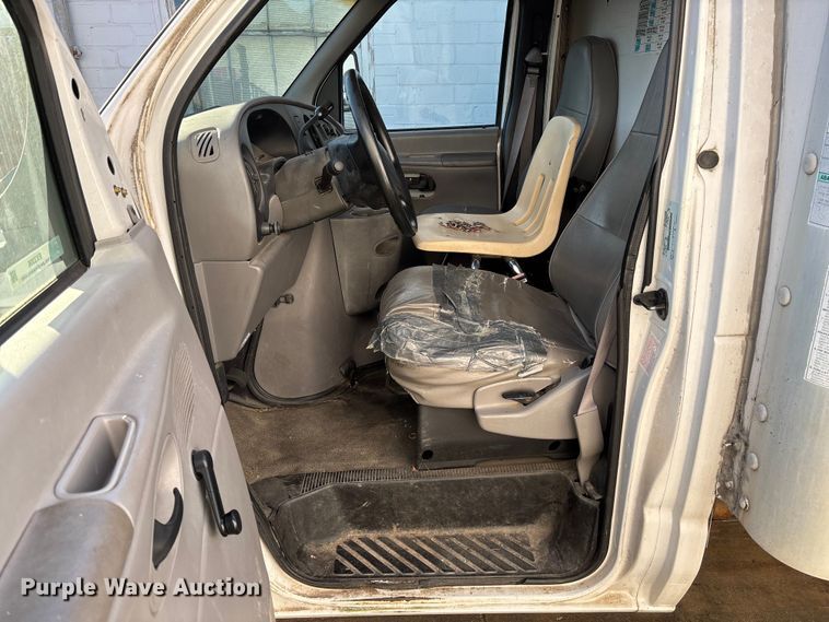 image for item EV3306 1999 Ford E350 box truck