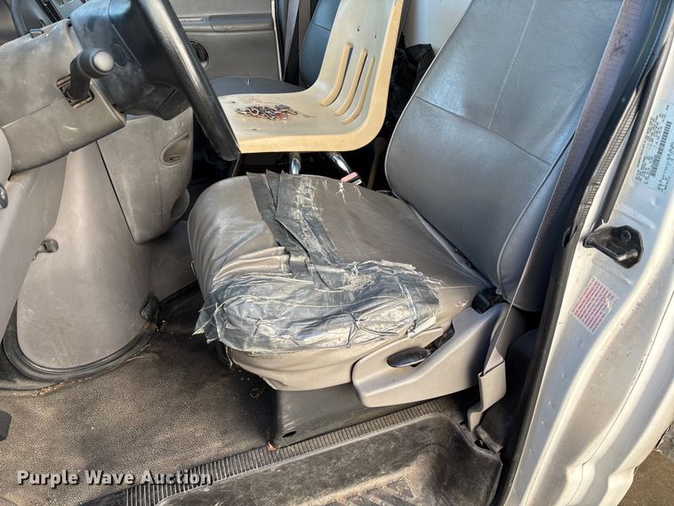 image for item EV3306 1999 Ford E350 box truck