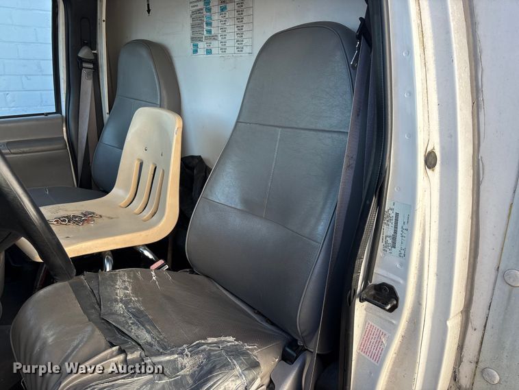 image for item EV3306 1999 Ford E350 box truck