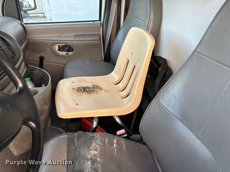 image for item EV3306 1999 Ford E350 box truck