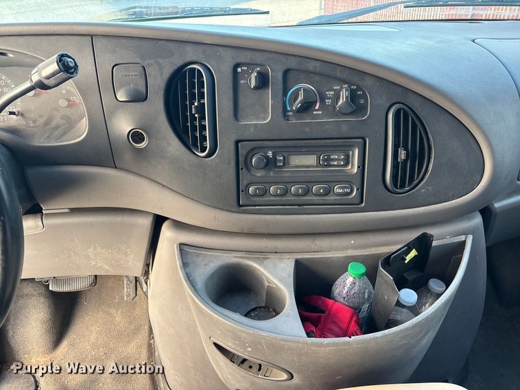 image for item EV3306 1999 Ford E350 box truck