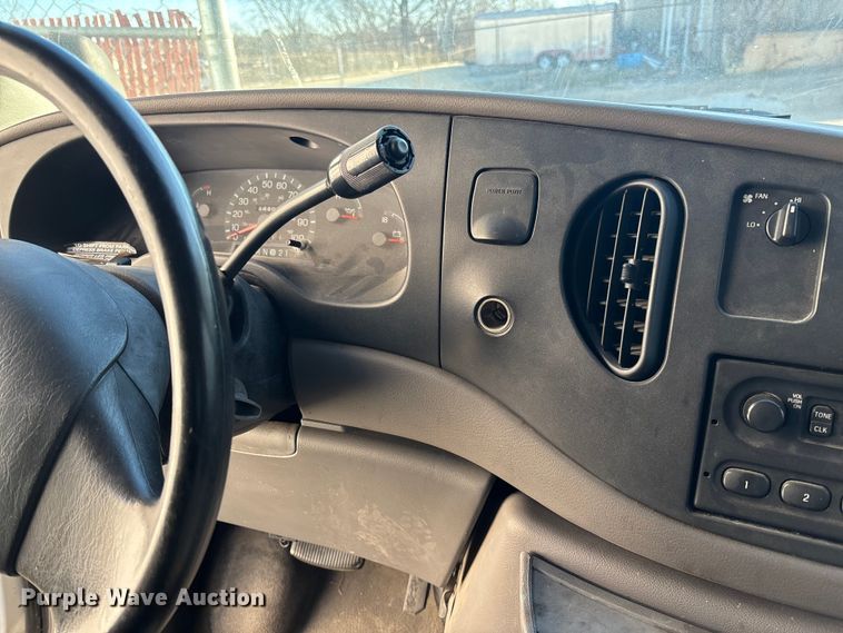 image for item EV3306 1999 Ford E350 box truck