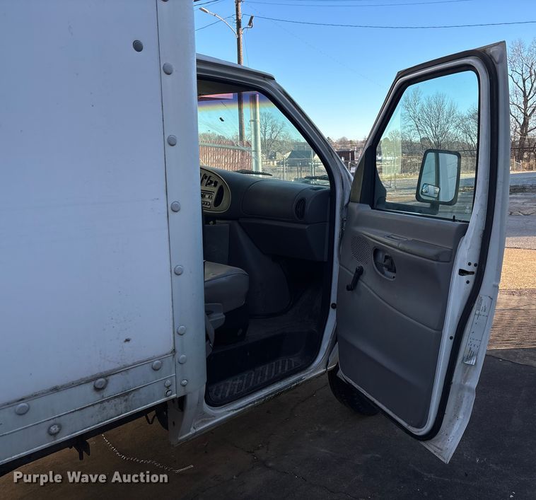 image for item EV3306 1999 Ford E350 box truck