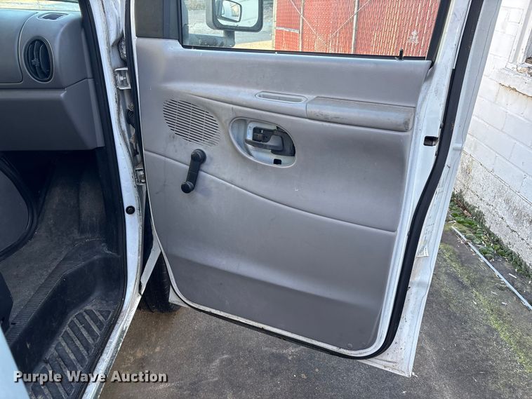 image for item EV3306 1999 Ford E350 box truck