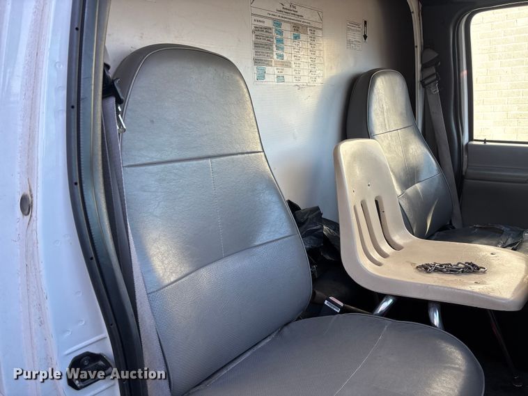 image for item EV3306 1999 Ford E350 box truck