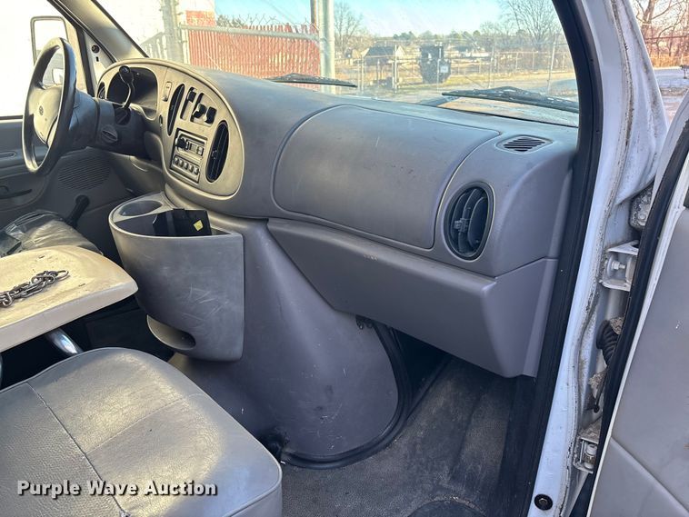 image for item EV3306 1999 Ford E350 box truck