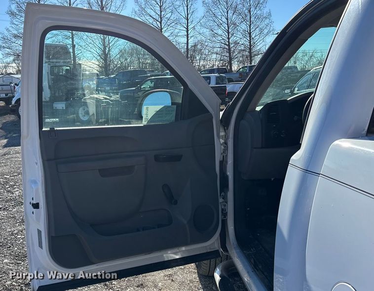 image for item FG1750 2013 GMC Sierra pickup truck