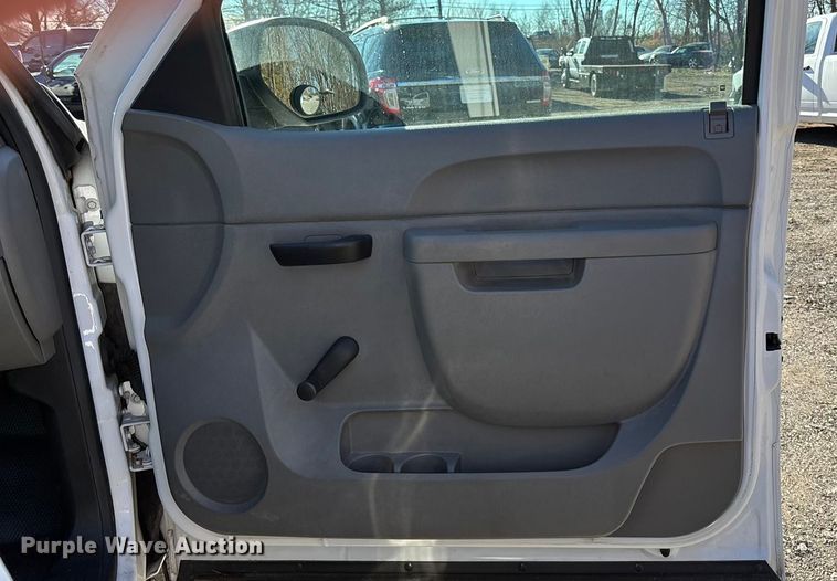 image for item FG1750 2013 GMC Sierra pickup truck