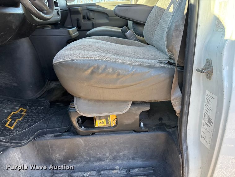 image for item FG1765 2013 Chevrolet Express 3500 box truck