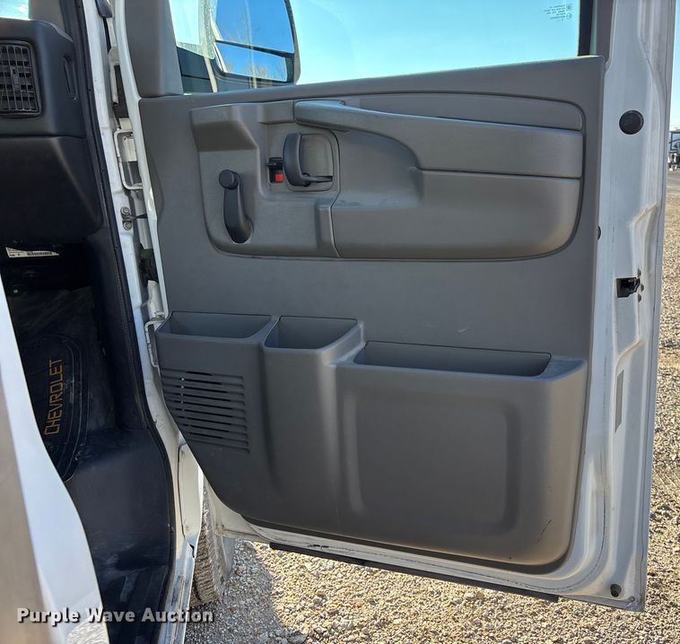 image for item FG1765 2013 Chevrolet Express 3500 box truck