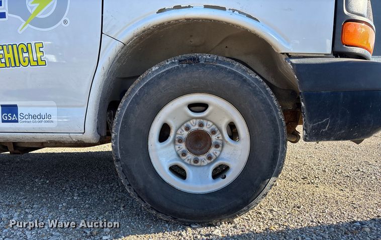 image for item FG1765 2013 Chevrolet Express 3500 box truck