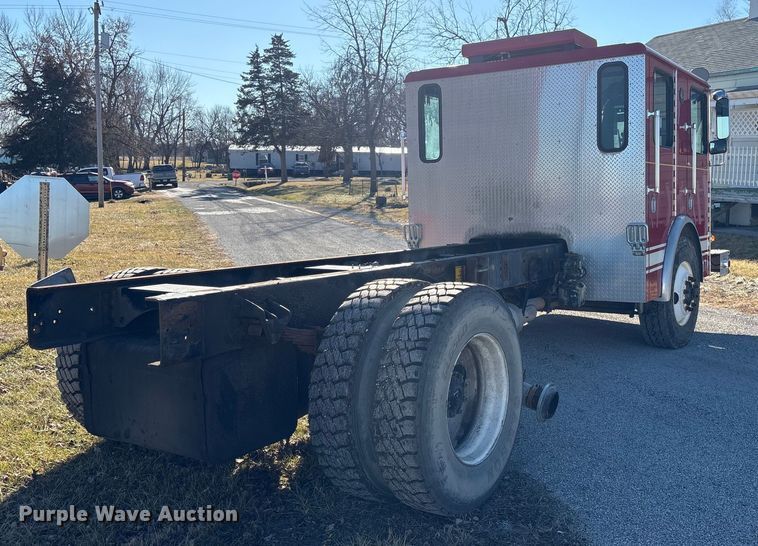 image for item FG2516 2006 HME  4465 900 fire truck cab and chassis