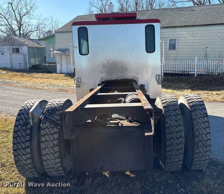 image for item FG2516 2006 HME  4465 900 fire truck cab and chassis