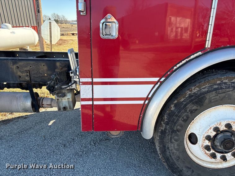 image for item FG2516 2006 HME  4465 900 fire truck cab and chassis