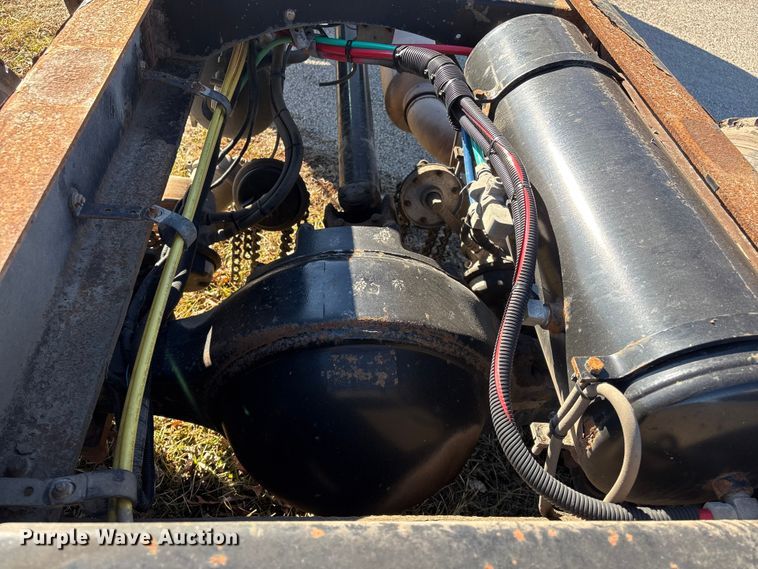 image for item FG2516 2006 HME  4465 900 fire truck cab and chassis