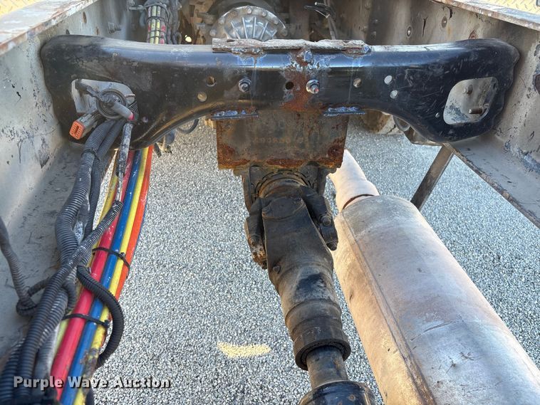 image for item FG2516 2006 HME  4465 900 fire truck cab and chassis