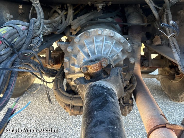 image for item FG2516 2006 HME  4465 900 fire truck cab and chassis