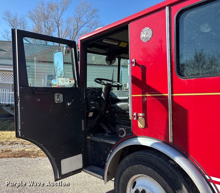 image for item FG2516 2006 HME  4465 900 fire truck cab and chassis