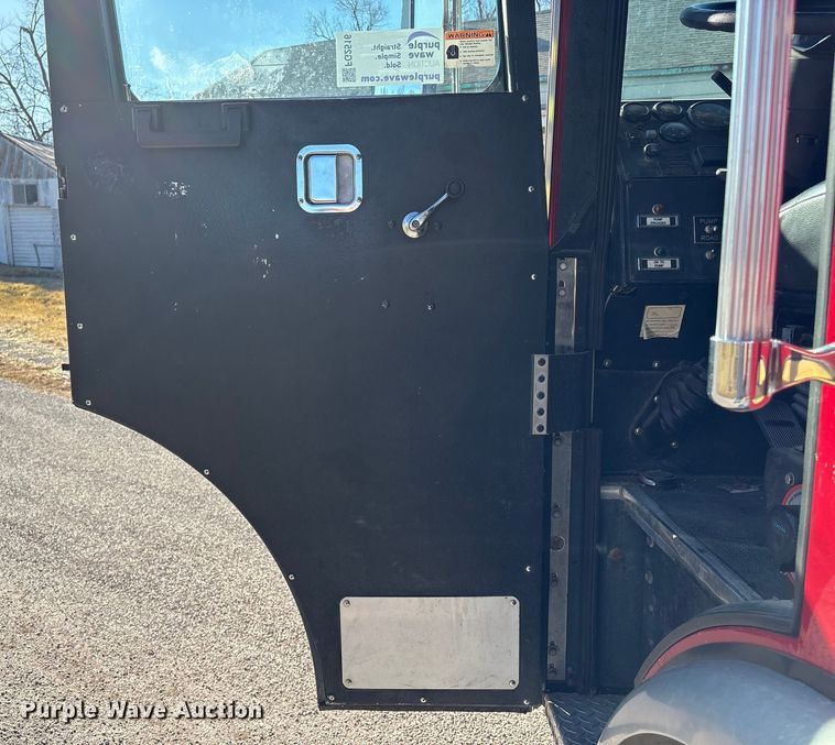 image for item FG2516 2006 HME  4465 900 fire truck cab and chassis