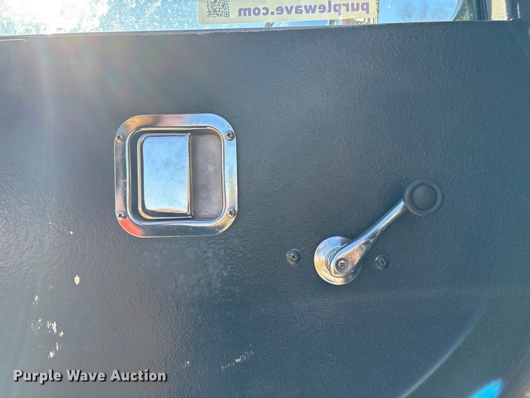 image for item FG2516 2006 HME  4465 900 fire truck cab and chassis