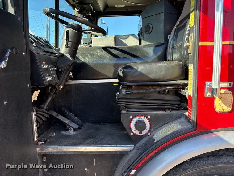 image for item FG2516 2006 HME  4465 900 fire truck cab and chassis