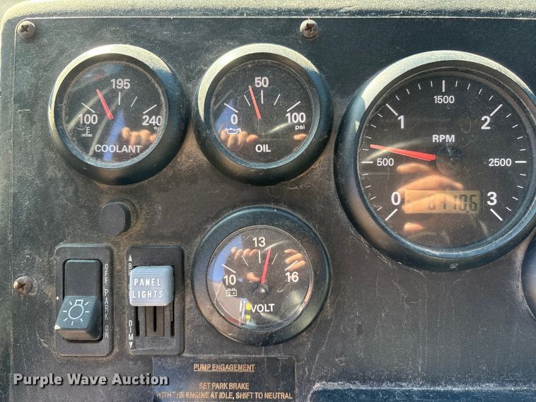 image for item FG2516 2006 HME  4465 900 fire truck cab and chassis