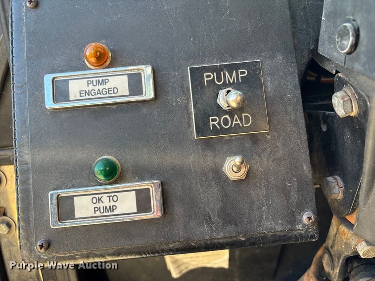 image for item FG2516 2006 HME  4465 900 fire truck cab and chassis