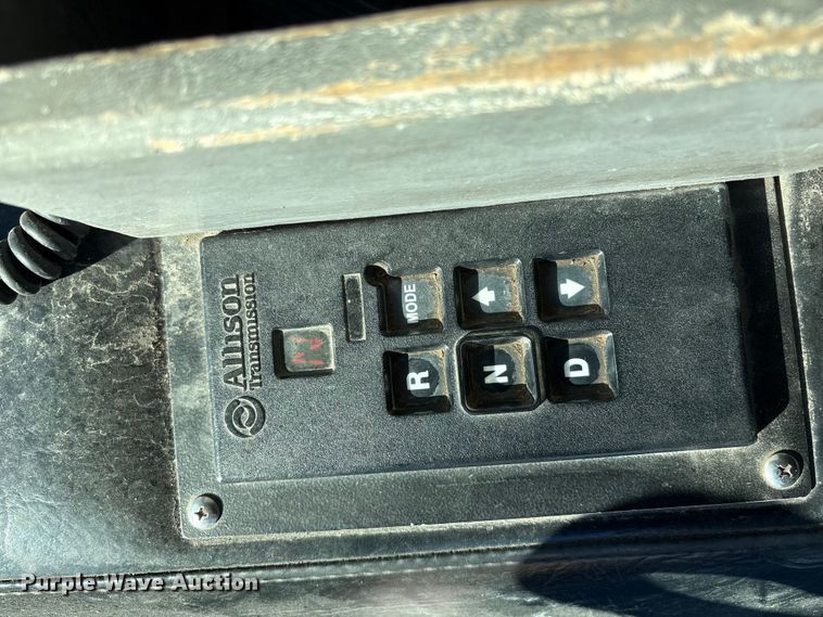 image for item FG2516 2006 HME  4465 900 fire truck cab and chassis