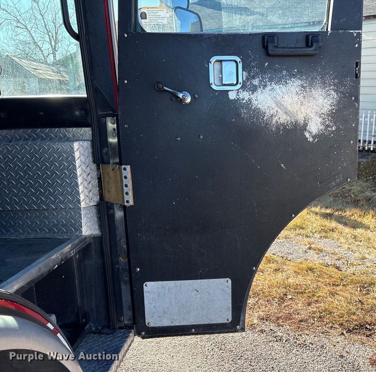 image for item FG2516 2006 HME  4465 900 fire truck cab and chassis