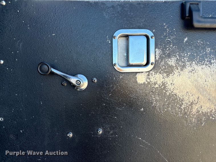 image for item FG2516 2006 HME  4465 900 fire truck cab and chassis