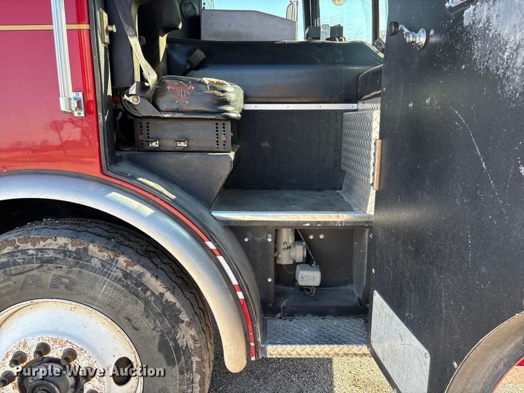 image for item FG2516 2006 HME  4465 900 fire truck cab and chassis