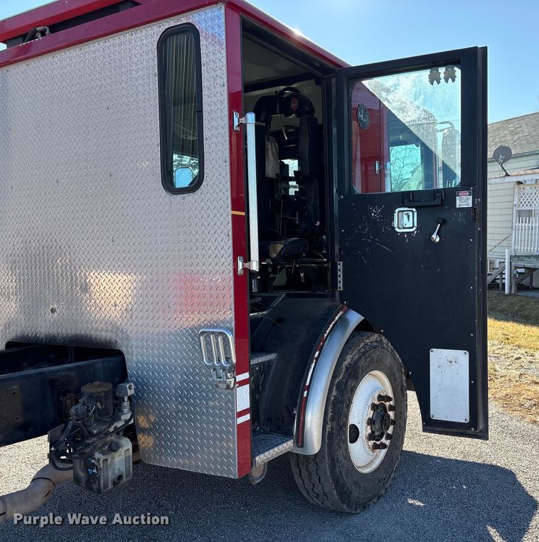 image for item FG2516 2006 HME  4465 900 fire truck cab and chassis