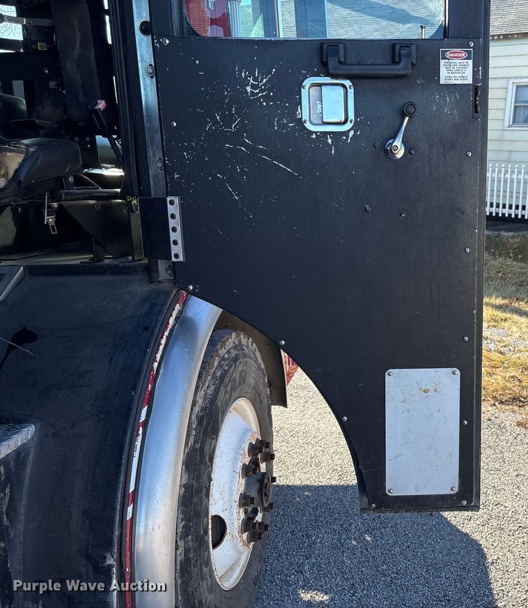 image for item FG2516 2006 HME  4465 900 fire truck cab and chassis