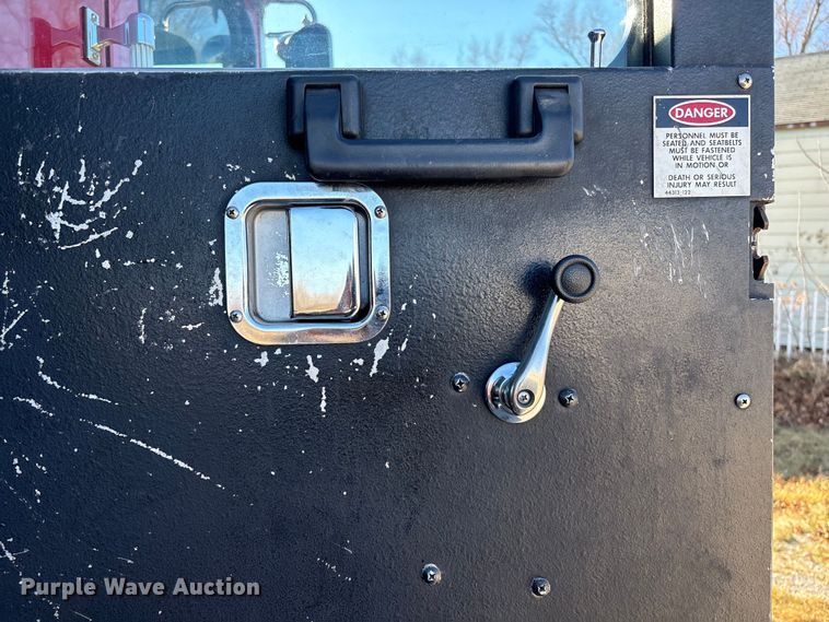 image for item FG2516 2006 HME  4465 900 fire truck cab and chassis