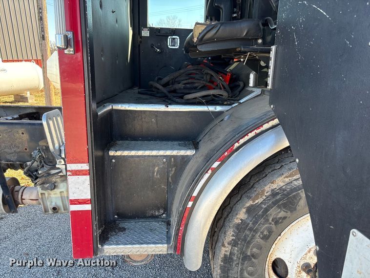 image for item FG2516 2006 HME  4465 900 fire truck cab and chassis