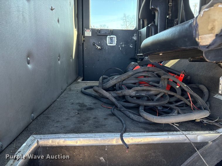 image for item FG2516 2006 HME  4465 900 fire truck cab and chassis