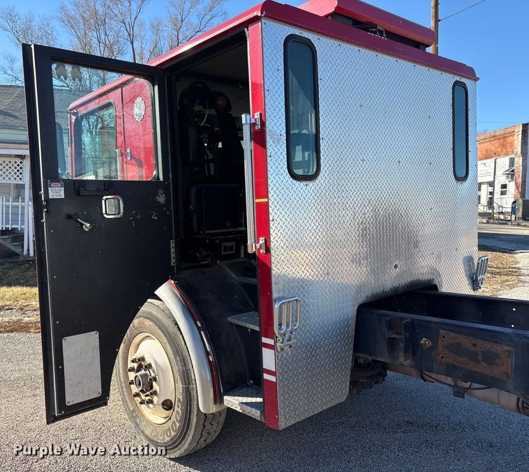 image for item FG2516 2006 HME  4465 900 fire truck cab and chassis