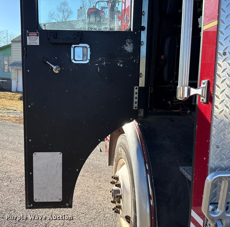 image for item FG2516 2006 HME  4465 900 fire truck cab and chassis