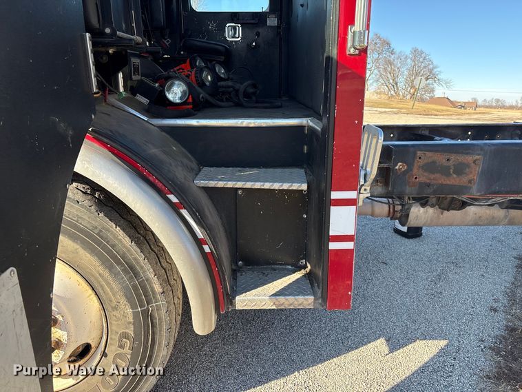 image for item FG2516 2006 HME  4465 900 fire truck cab and chassis