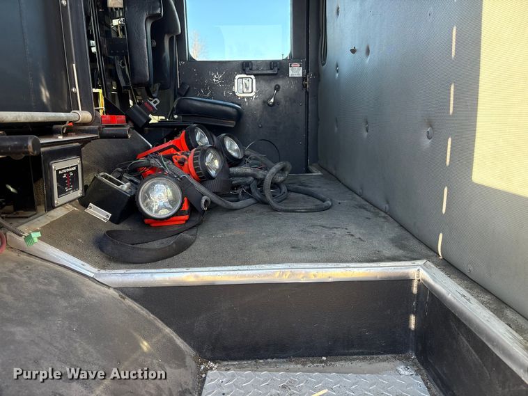 image for item FG2516 2006 HME  4465 900 fire truck cab and chassis