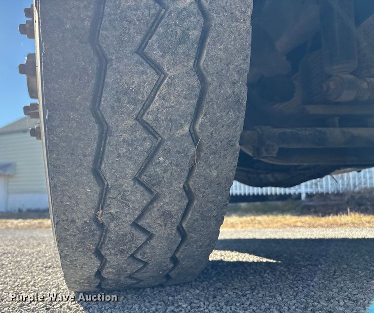 image for item FG2516 2006 HME  4465 900 fire truck cab and chassis