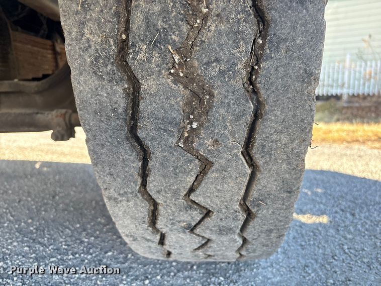 image for item FG2516 2006 HME  4465 900 fire truck cab and chassis