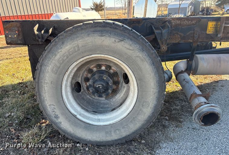 image for item FG2516 2006 HME  4465 900 fire truck cab and chassis