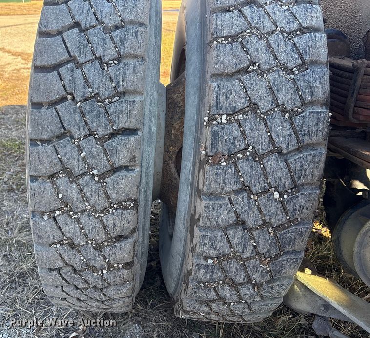 image for item FG2516 2006 HME  4465 900 fire truck cab and chassis