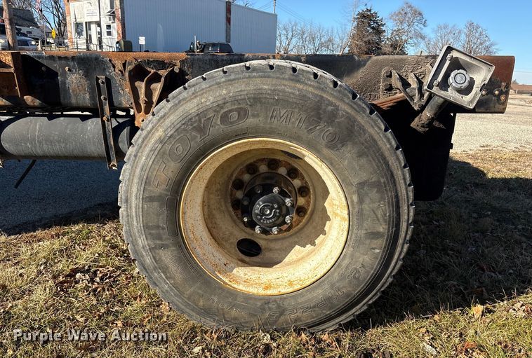 image for item FG2516 2006 HME  4465 900 fire truck cab and chassis