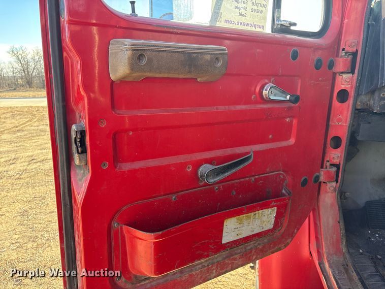 image for item FG2521 1991 International 4700 flatbed truck